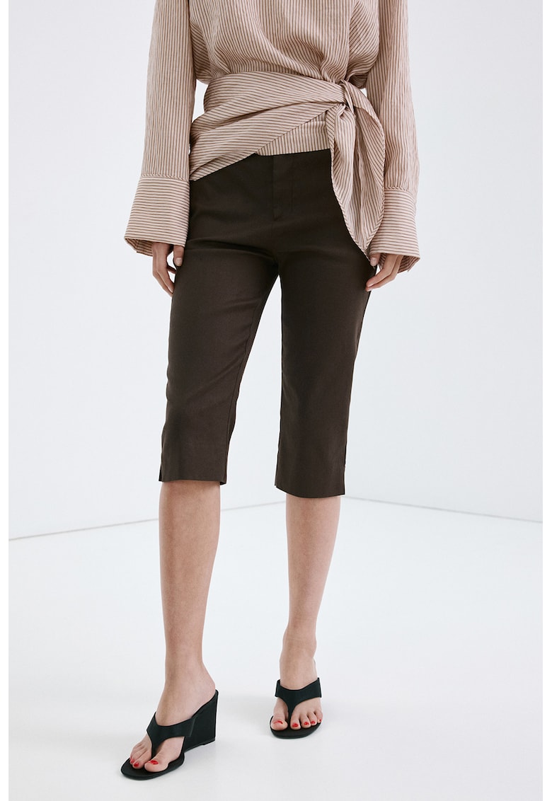 Pantaloni slim fit capri din amestec de in - Maro