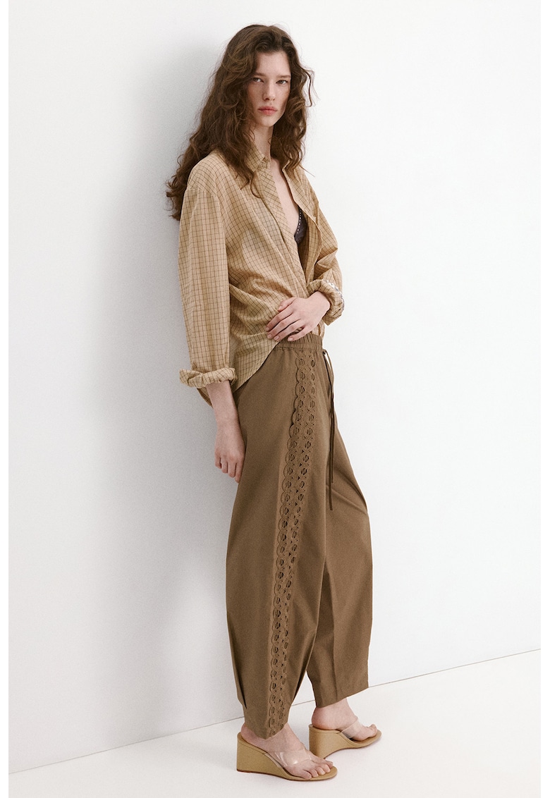 Pantaloni relaxed fit cu insertii brodate - Caramel