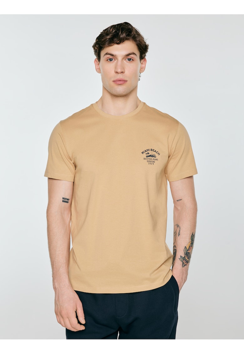 Tricou cu decolteu la baza gatului si imprimeu pe piept