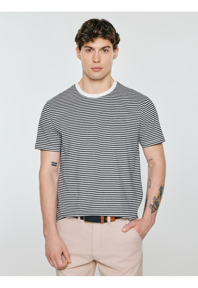 Tricou cu dungi cu decolteu la baza gatului