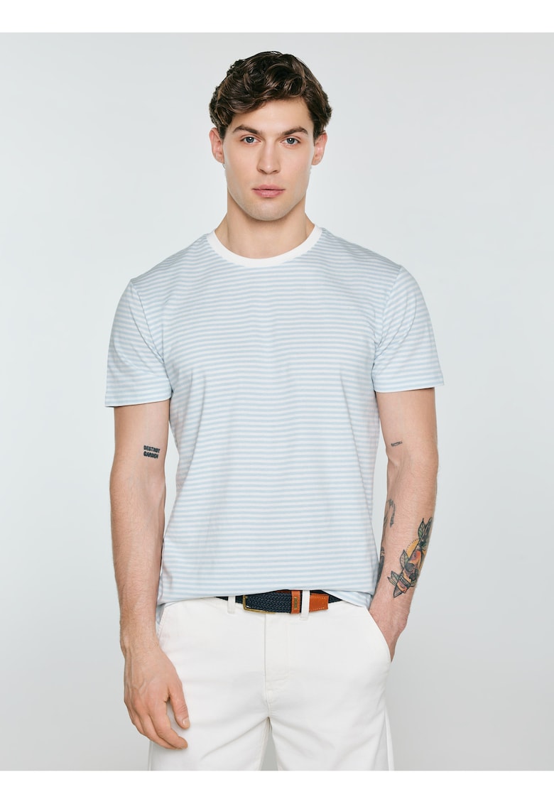 Tricou in dungi cu decolteu la baza gatului.