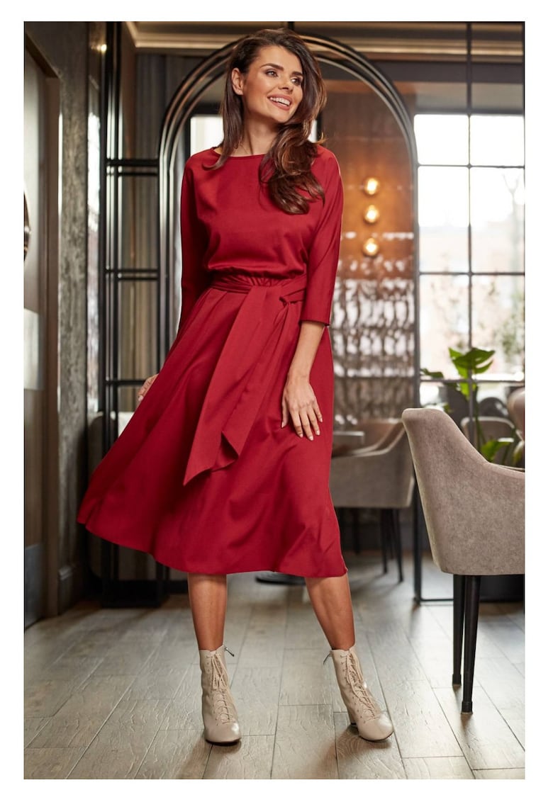 Rochie De Dama - Model Midi Asimetric Cu Talie Marcata - Bordo - 96% Poliester 4% Elastan - Rochii Elegante De Zi - Croiala Fluida Cu Slit - Tinuta Luxoasa Casual Si De Seara - Super Confortabila - Fabricata In Polonia - Design Fashion - Rosu