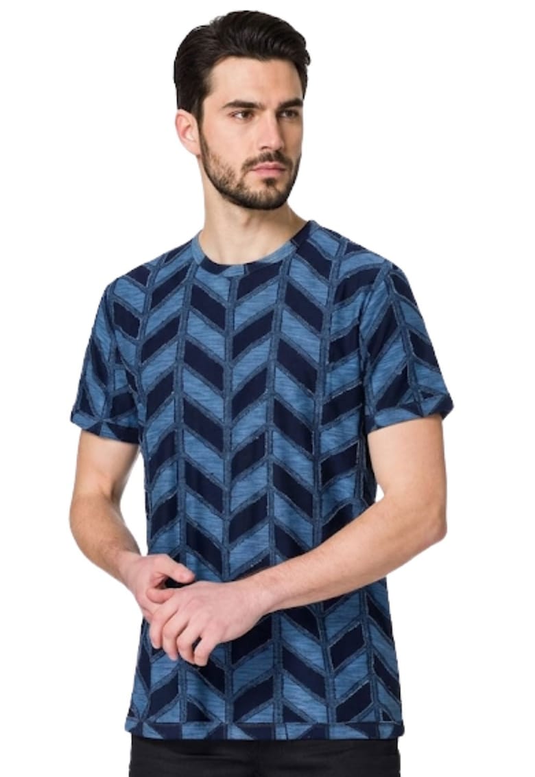 Tricou cu imprimeu si decolteu la baza gatului -