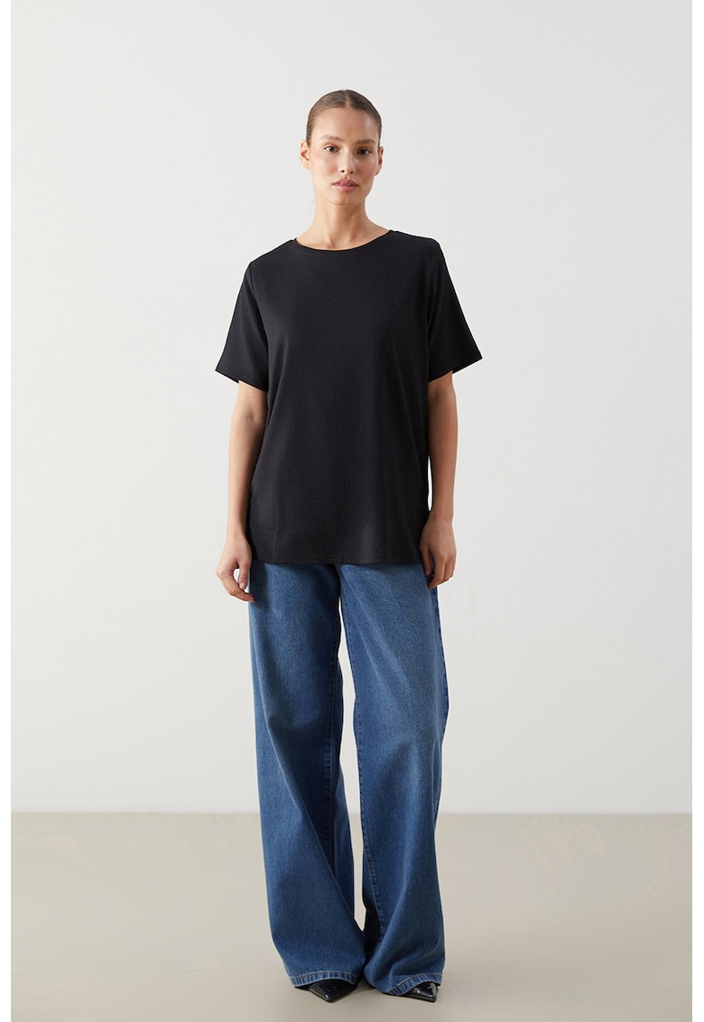 Tricou lejer cu decolteu la baza gatului - Negru