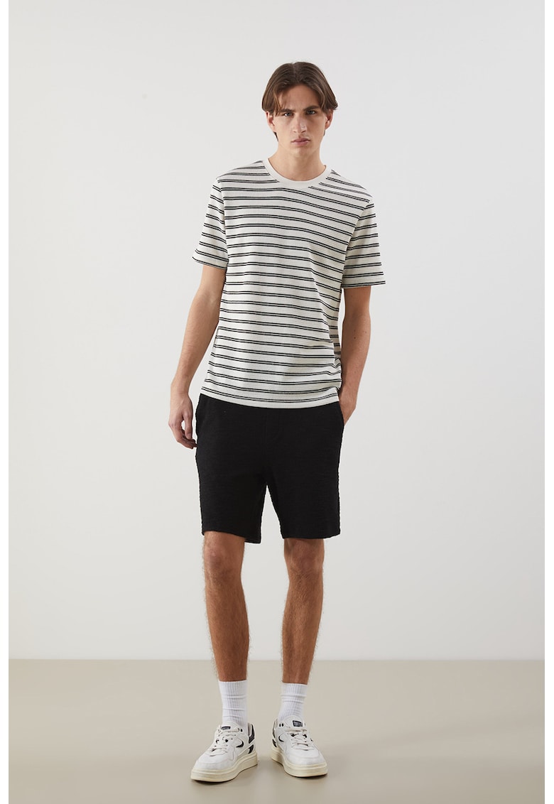 Pantaloni scurti de trening cu model texturat si snur - Negru