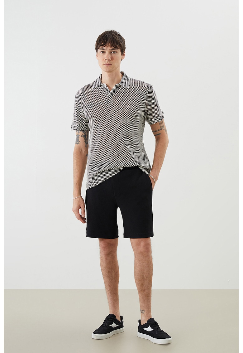 Pantaloni scurti cu snur de ajustare si model uni - Negru