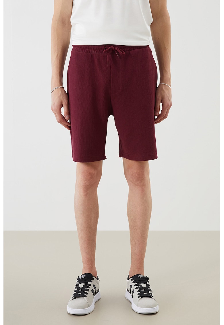 Pantaloni scurti cu snur de ajustare si model uni - Visiniu
