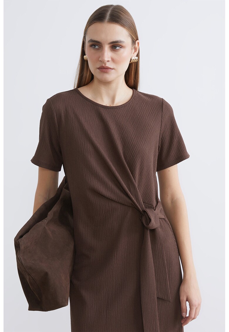 Rochie texturata cu prindere laterala - Maro