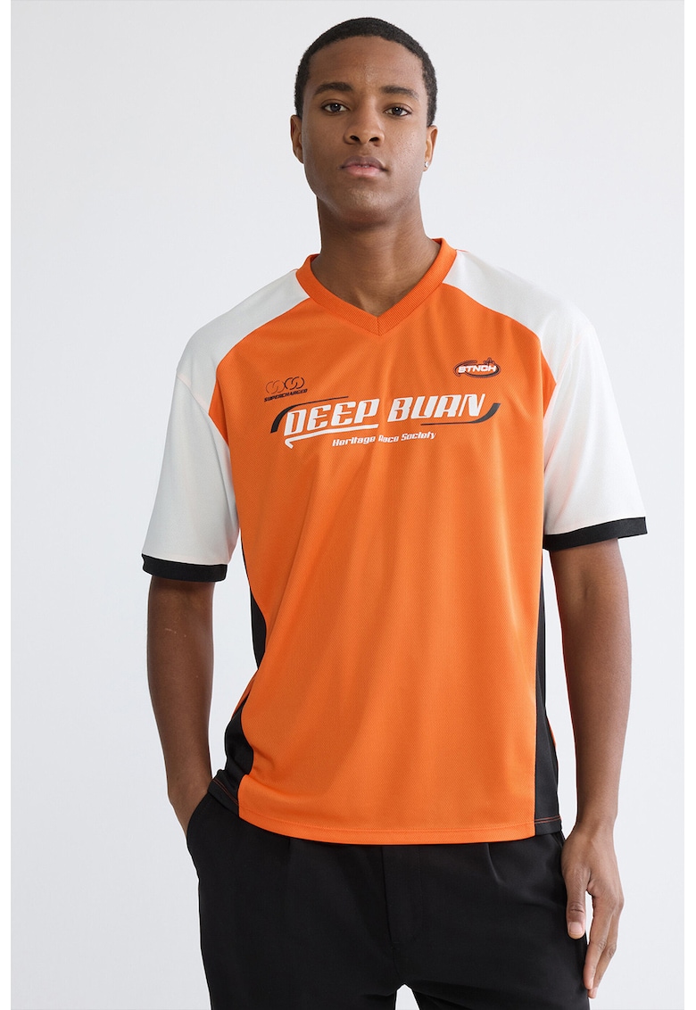 Tricou cu imprimeu si decolteu in V - Alb/Negru/Portocaliu mandarina