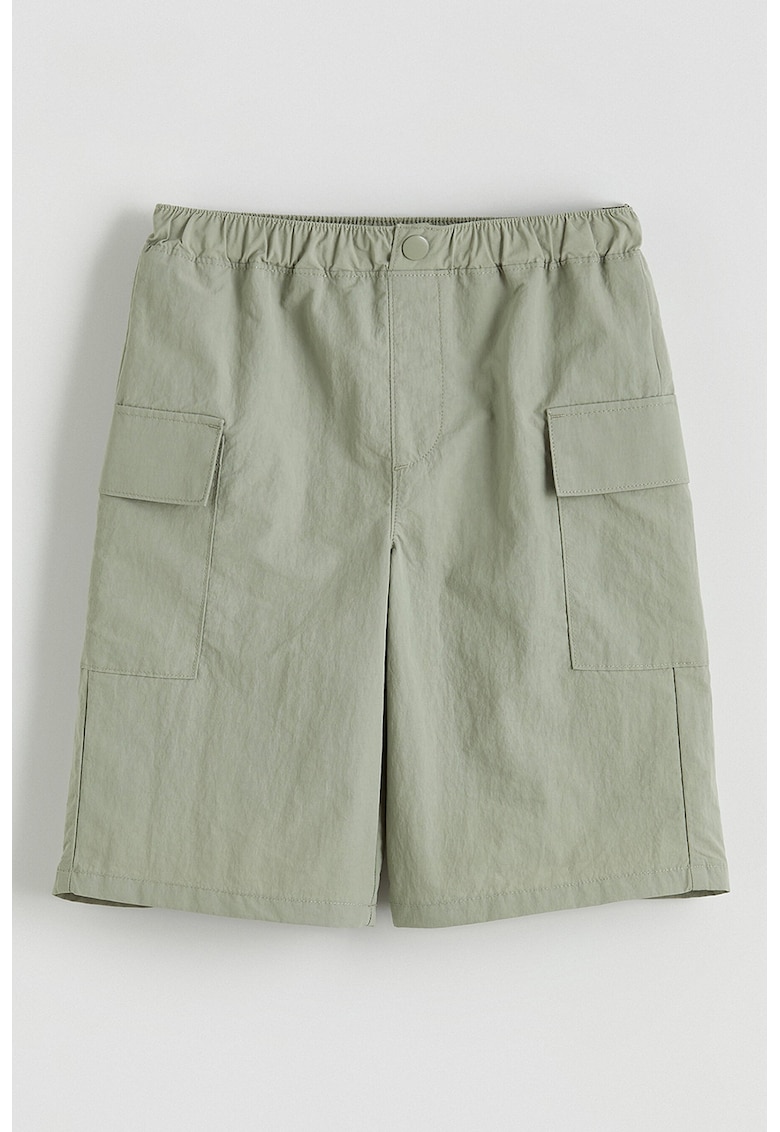 Pantaloni scurti cargo cu model uni - Verde pal