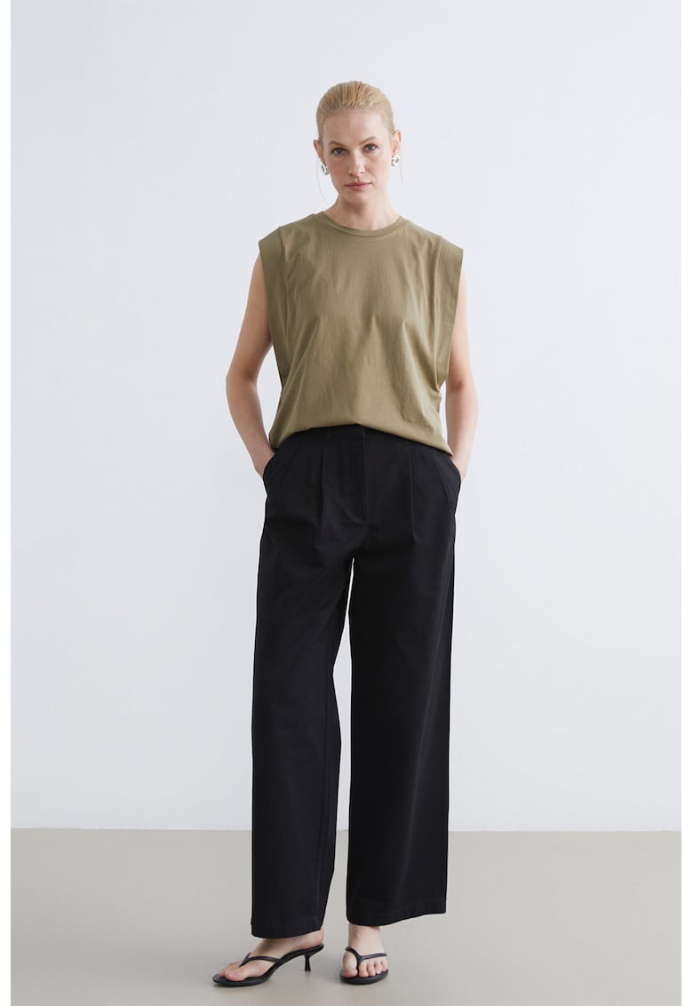 Pantaloni cu croiala ampla si buzunare laterale - Negru
