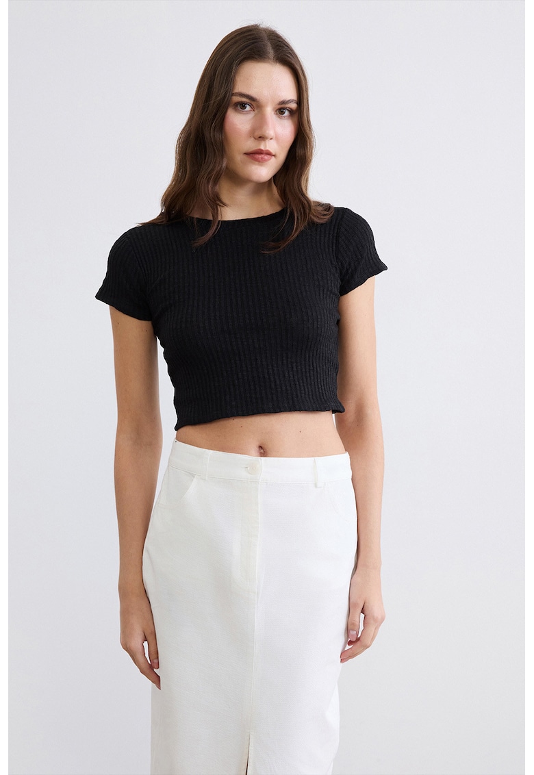 Tricou crop cu decolteu la baza gatului - Negru