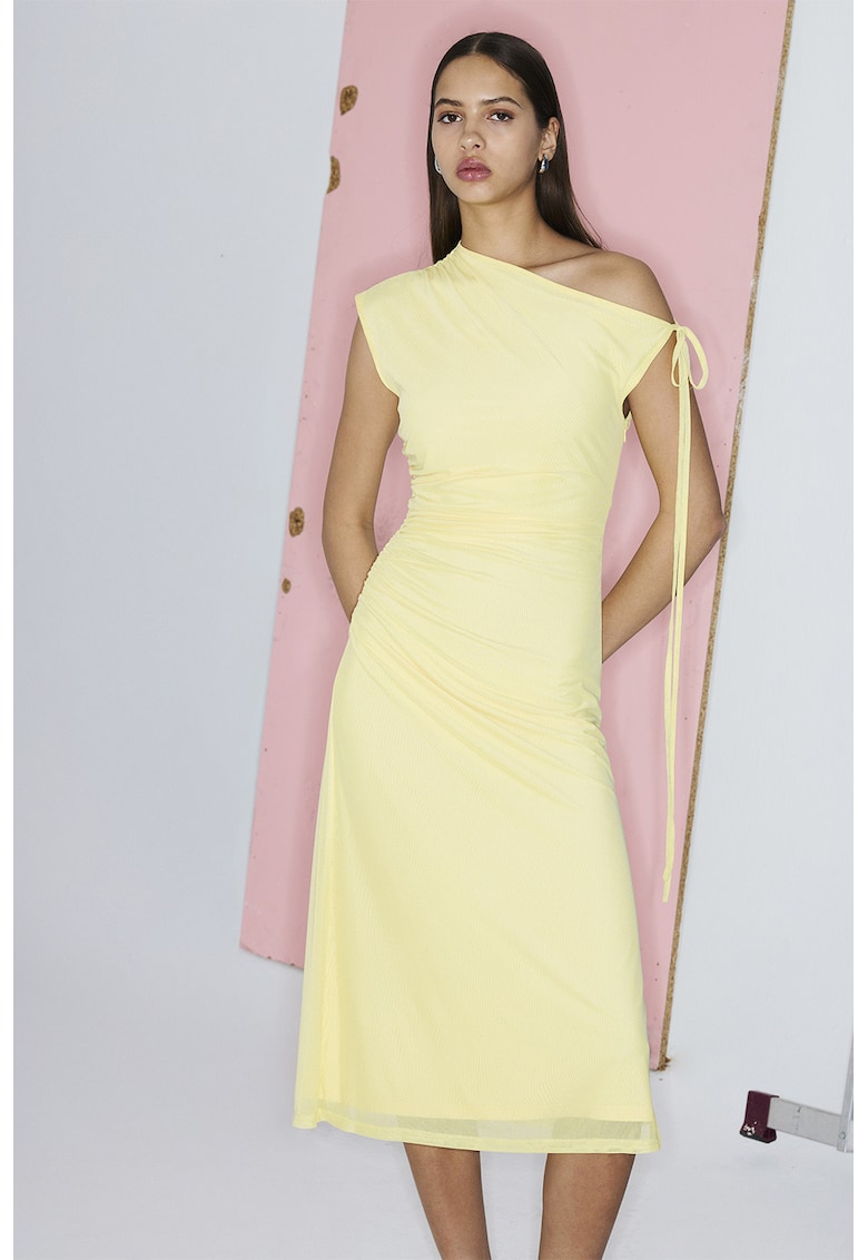 Rochie midi cu croiala dreapta - detalii drapate si decolteu asimetric - Galben deschis