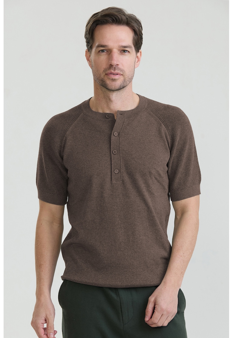 Tricou slim-fit cu guler henley - Maro pamantiu