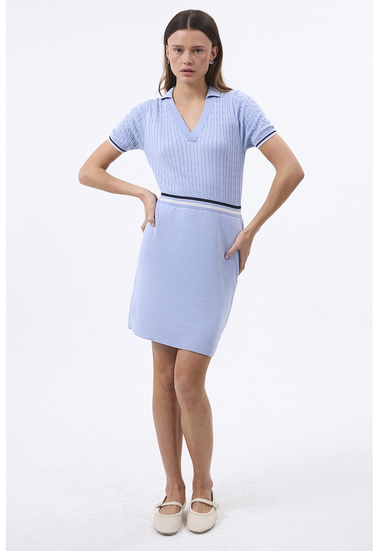 Rochie tricotata cu guler ascutit si decupaj in V - Albastru pastel
