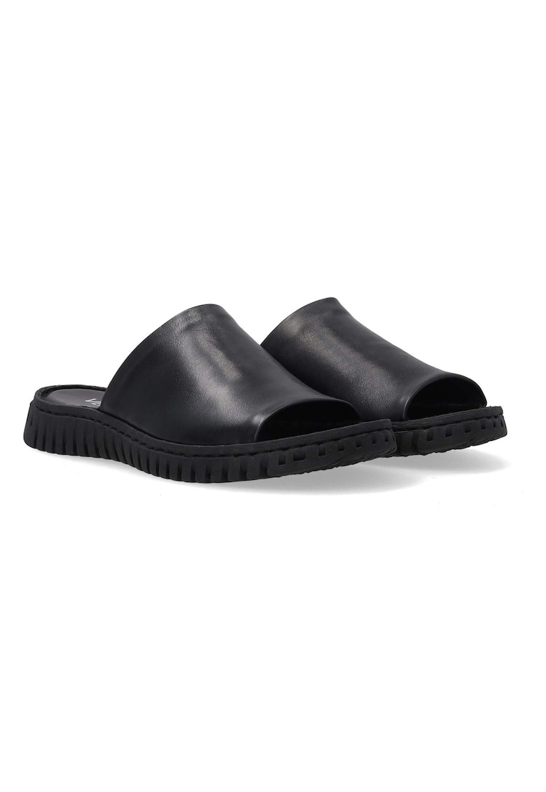 Papuci uni din piele.