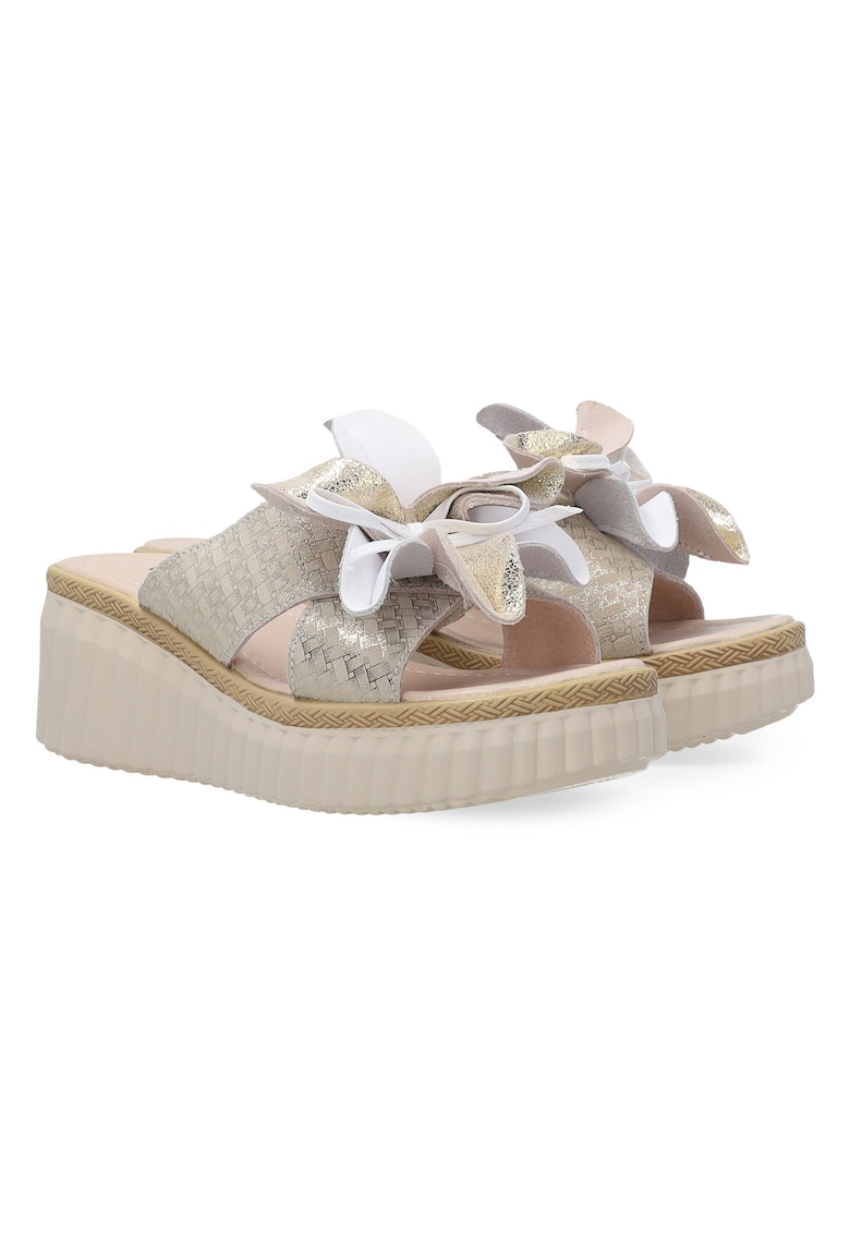 Papuci cu talpa demi-wedge si aplicatie florala decorativa