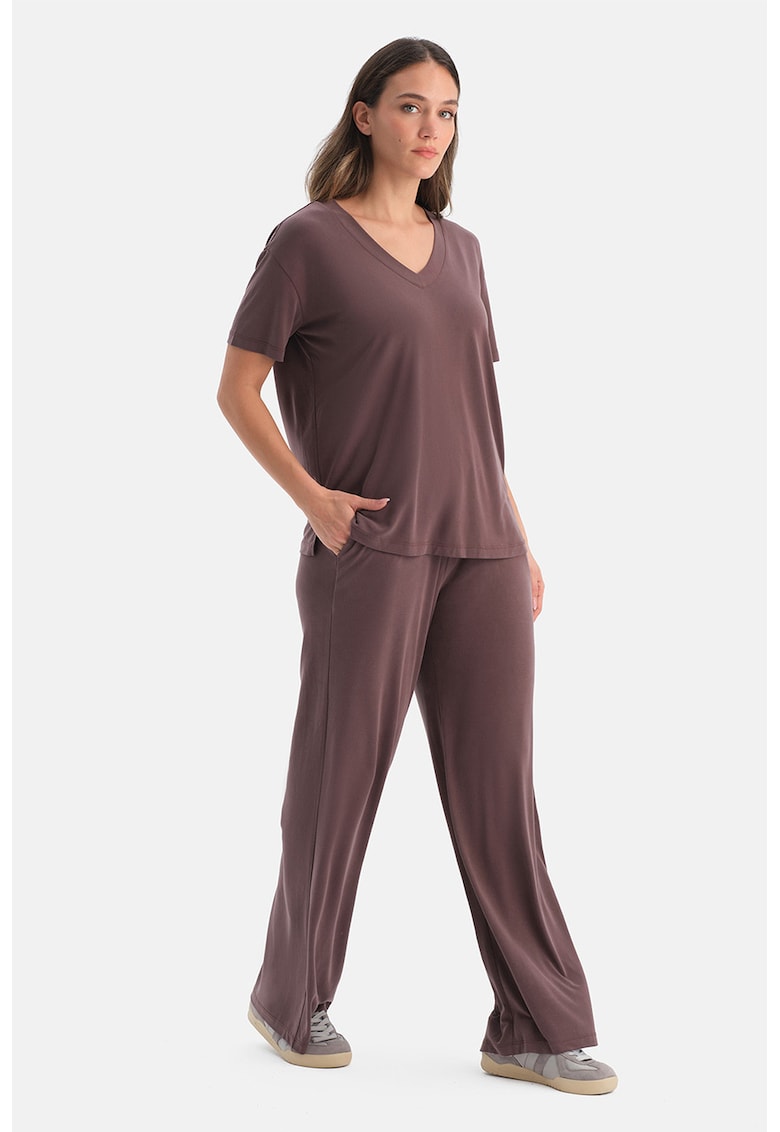 Tricou din amestec de modal cu decolteu in V - Maro cognac