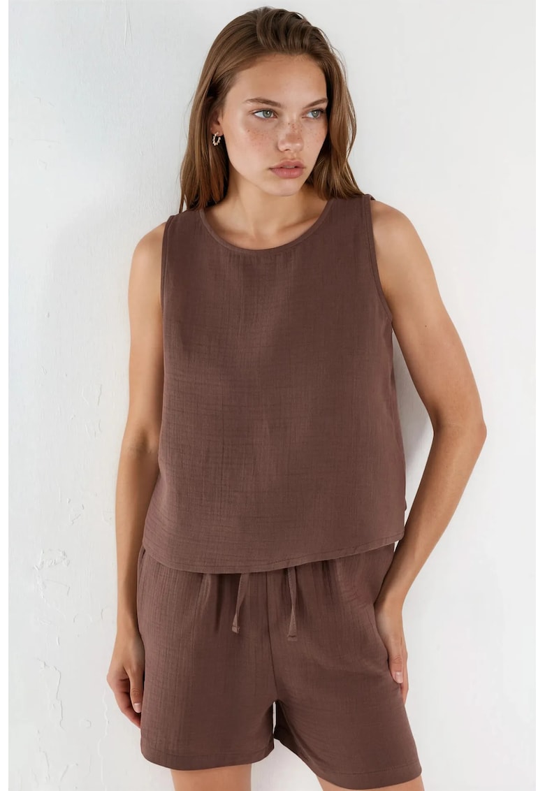 Set din doua piese - bluza fara maneci si pantaloni scurti - talie inalta - culoare maro castaniu - 100% bumbac -