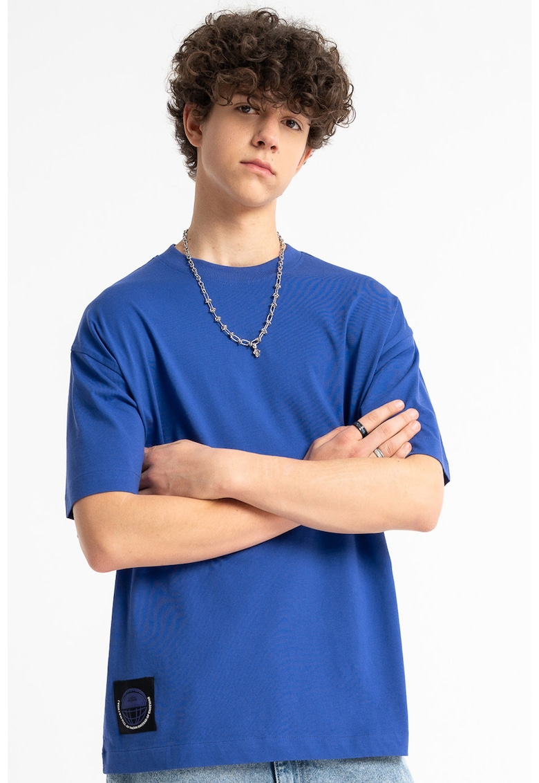 Tricou lejer cu decolteu la baza gatului