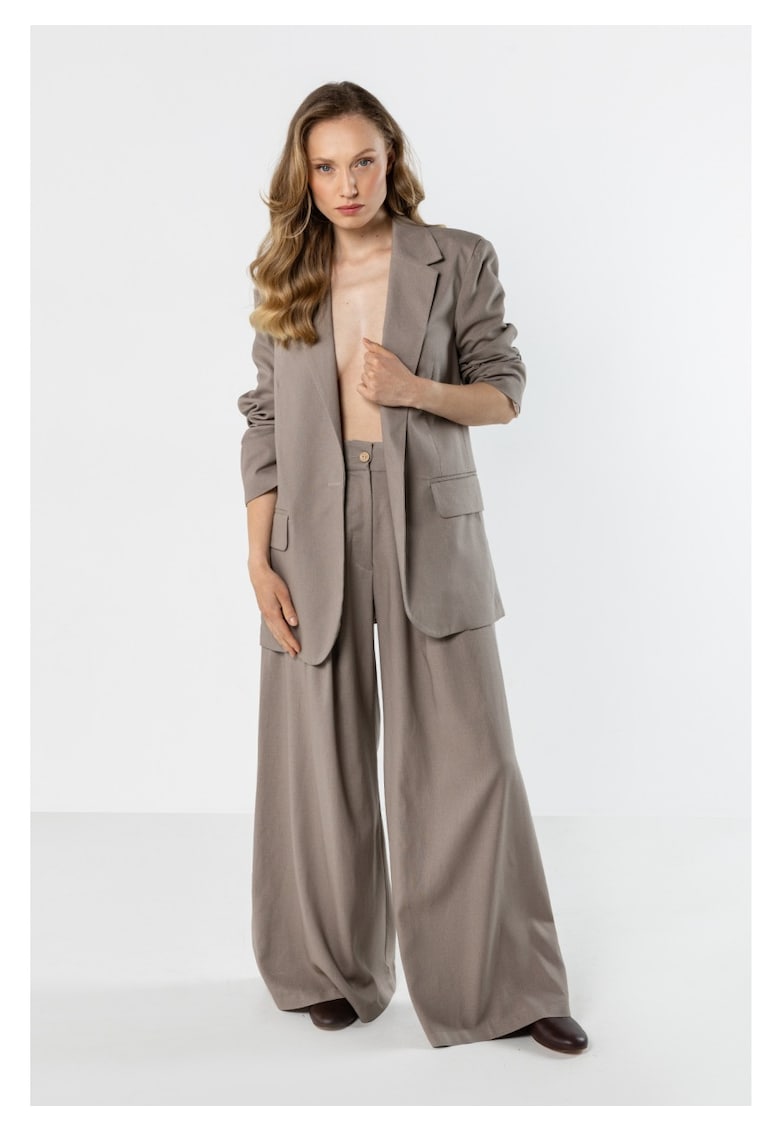 Sacou Casual Elegant De Dama - Nuanta Latte - Design Clasic Minimalist - Material Premium Din In Bumbac Si Viscoza - Croiala Usor Alungita Prevazuta Cu Rever Si Inchidere Cu Un Nasture - Jacheta Subtire Si Racoroasa De Vara - Lux - Bej