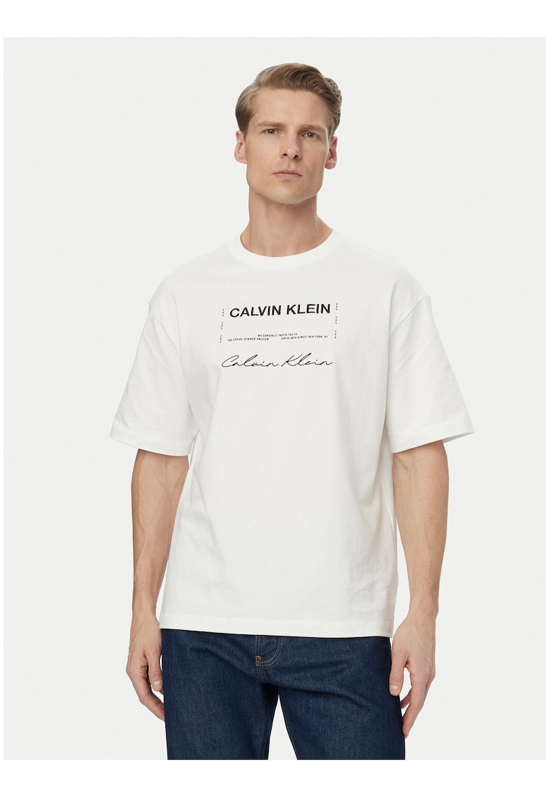 Tricou regular fit cu imprimeu logo si decolteu la baza gatului