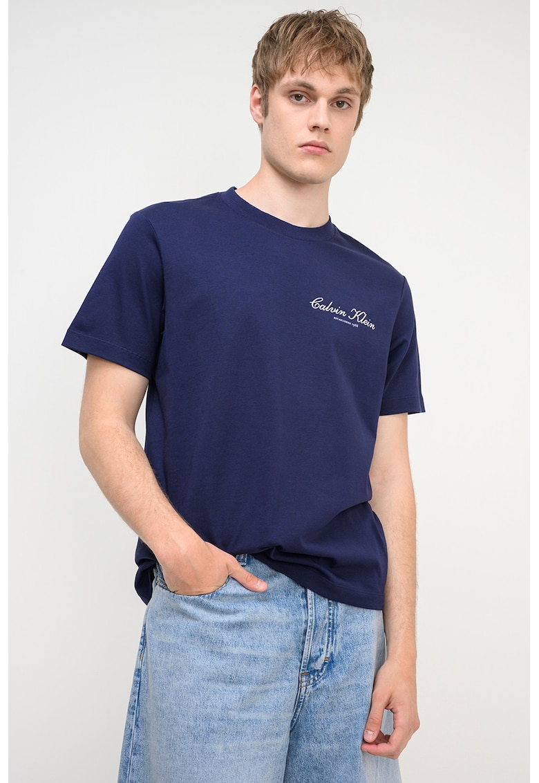 Tricou cu decolteu la baza gatului si logo brodat discret - Albastru indigo