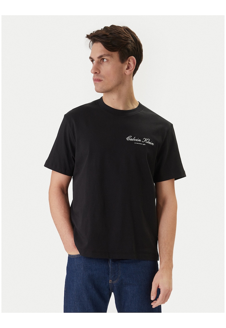 Tricou cu decolteu la baza gatului si logo brodat discret - Negru