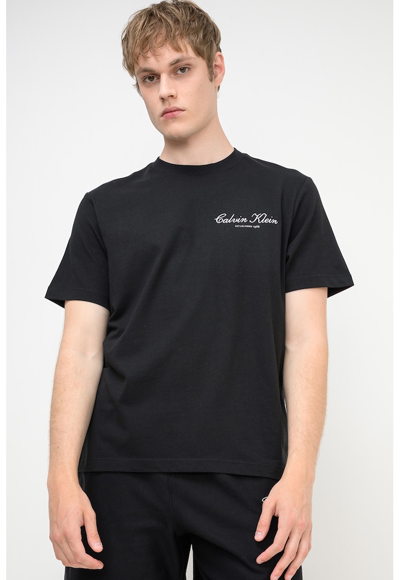 Tricou cu decolteu la baza gatului si logo brodat discret - Negru