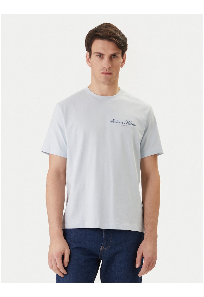 Tricou cu decolteu la baza gatului si logo brodat discret - Albastru glaciar