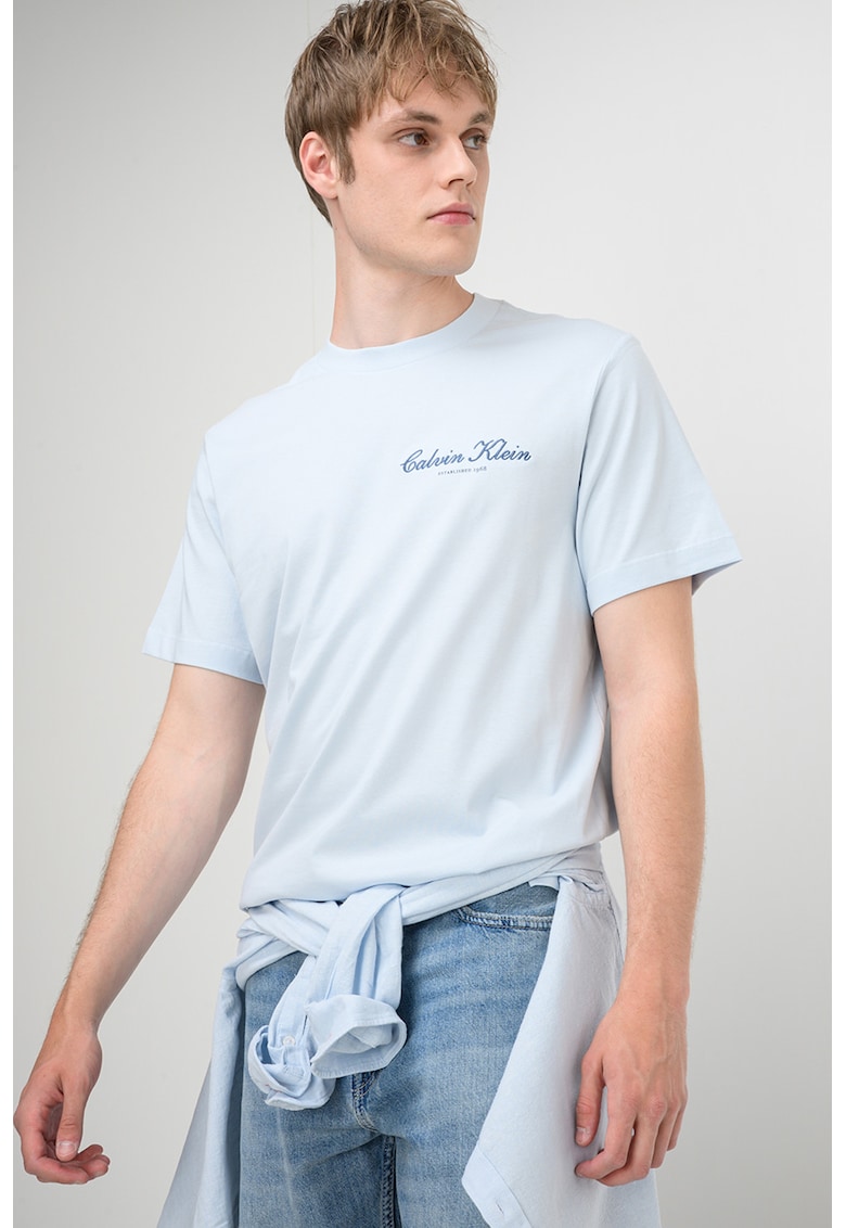 Tricou cu decolteu la baza gatului si logo brodat discret - Albastru glaciar