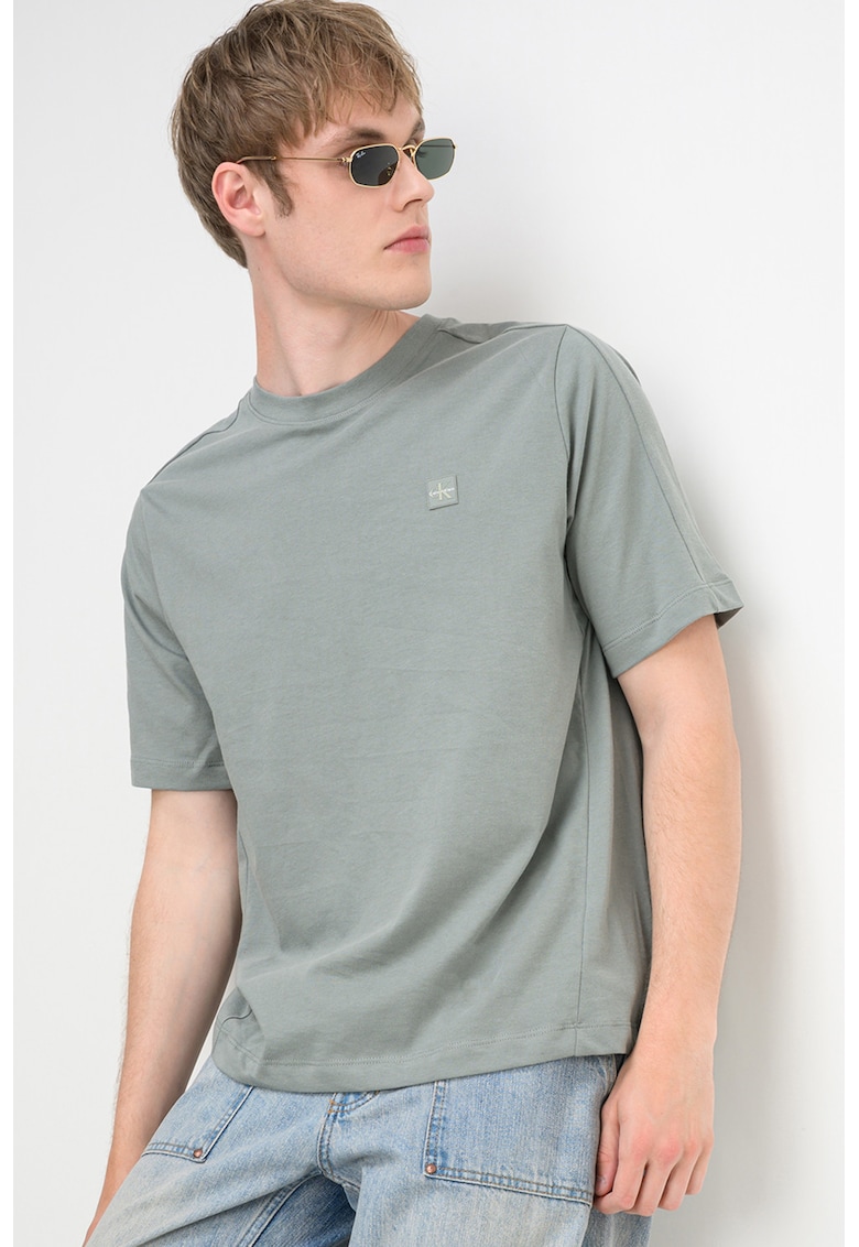 Tricou cu decolteu la baza gatului si aplicatie logo discret - Gri cenusiu