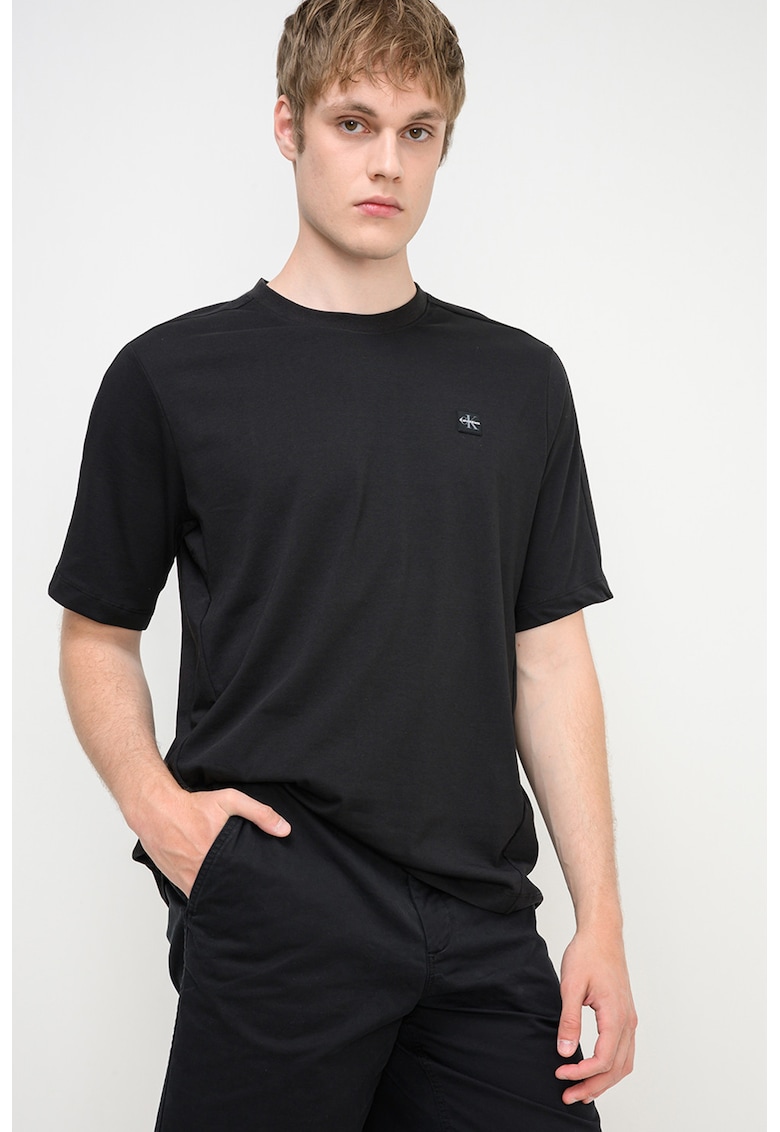 Tricou cu decolteu la baza gatului si aplicatie logo discret - Negru