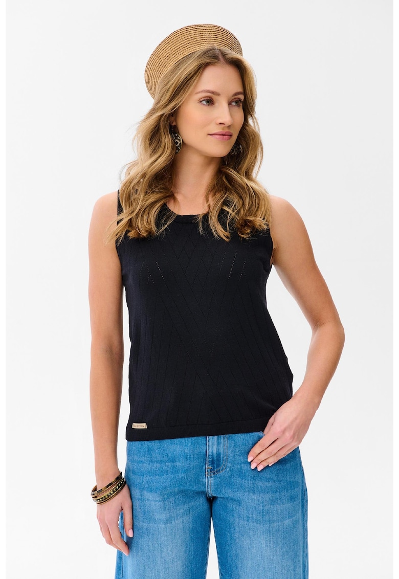 Top slim-fit cu perforatii