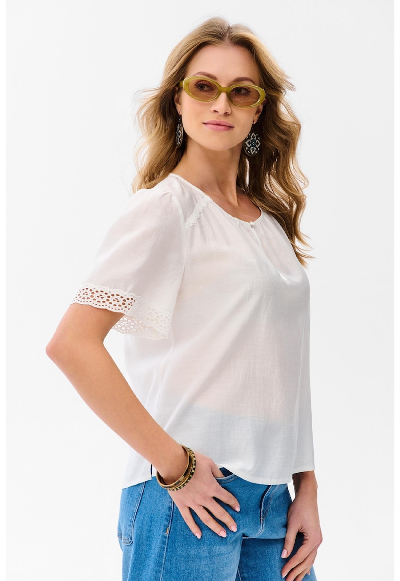 Tricou cu insertii brodate