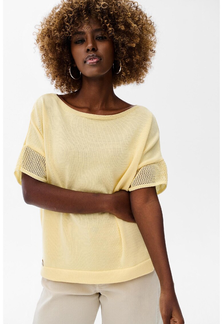 Tricou Ina cu decolteu barcuta si design perforat