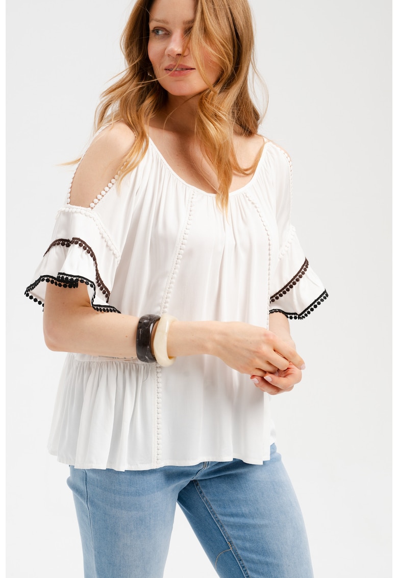 Bluza lejera cu umerii decupati