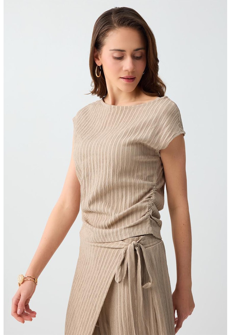 Bluza texturata cu decolteu barcuta - Bej