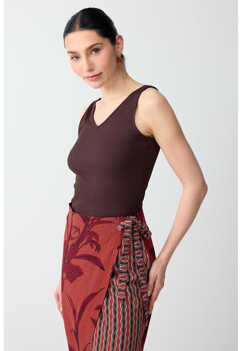 Top slim fit cu decolteu in V - Maro pamantiu