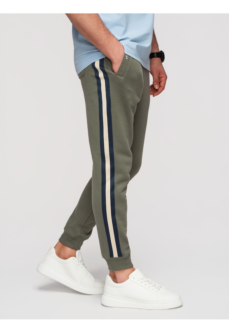 Pantaloni jogger cu elastic si buzunare laterale din material moale - Verde