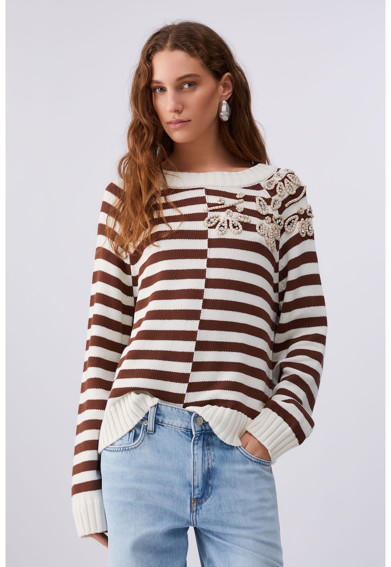Pulover cu model in dungi si aplicatie cu strasuri