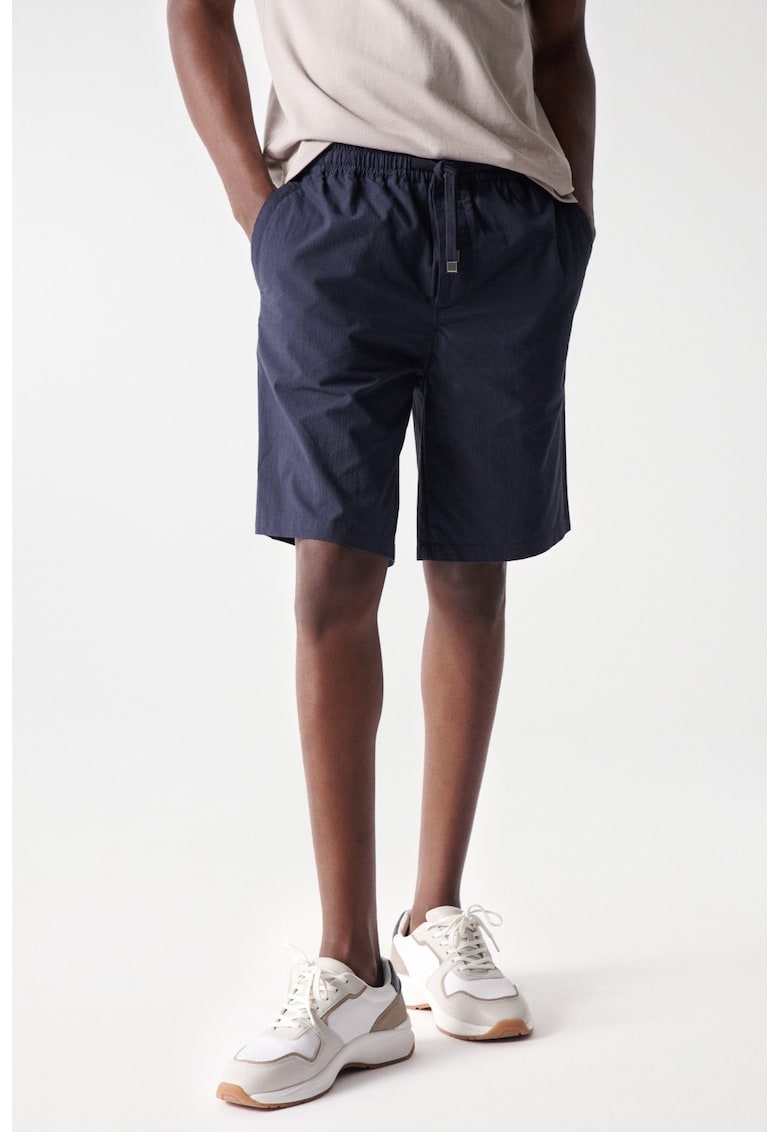 - Pantaloni scurti din bumbac cu buzunar aplicat pe spate