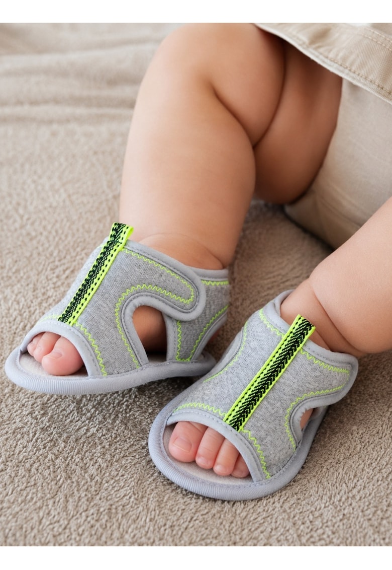 Sandale bebe gri deschis tip sport cu verde neon - usoare si flexibile vara