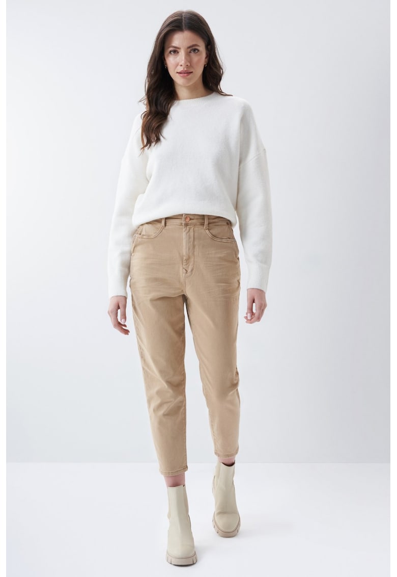 Blugi crop cu talie inalta.