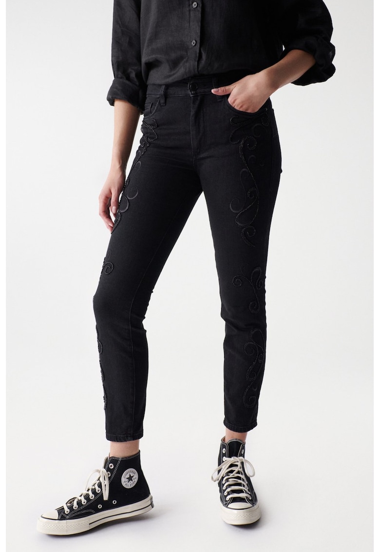 Blugi crop - skinny fit cu detalii aplicate -