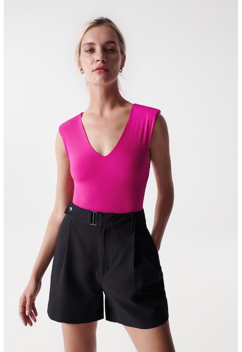 Body slim fit cu decolteu in V.