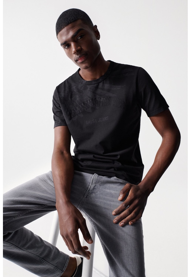 Tricou cu model text brodat