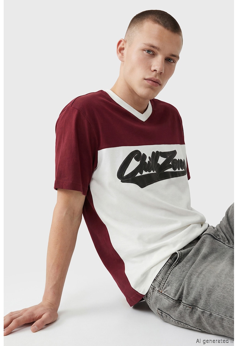 Tricou cu imprimeu si decolteu in V - Alb/Visiniu/Negru