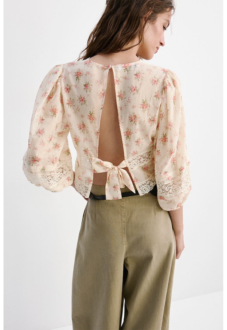 Bluza crop cu model floral si decupaj pe spate - Nude rose