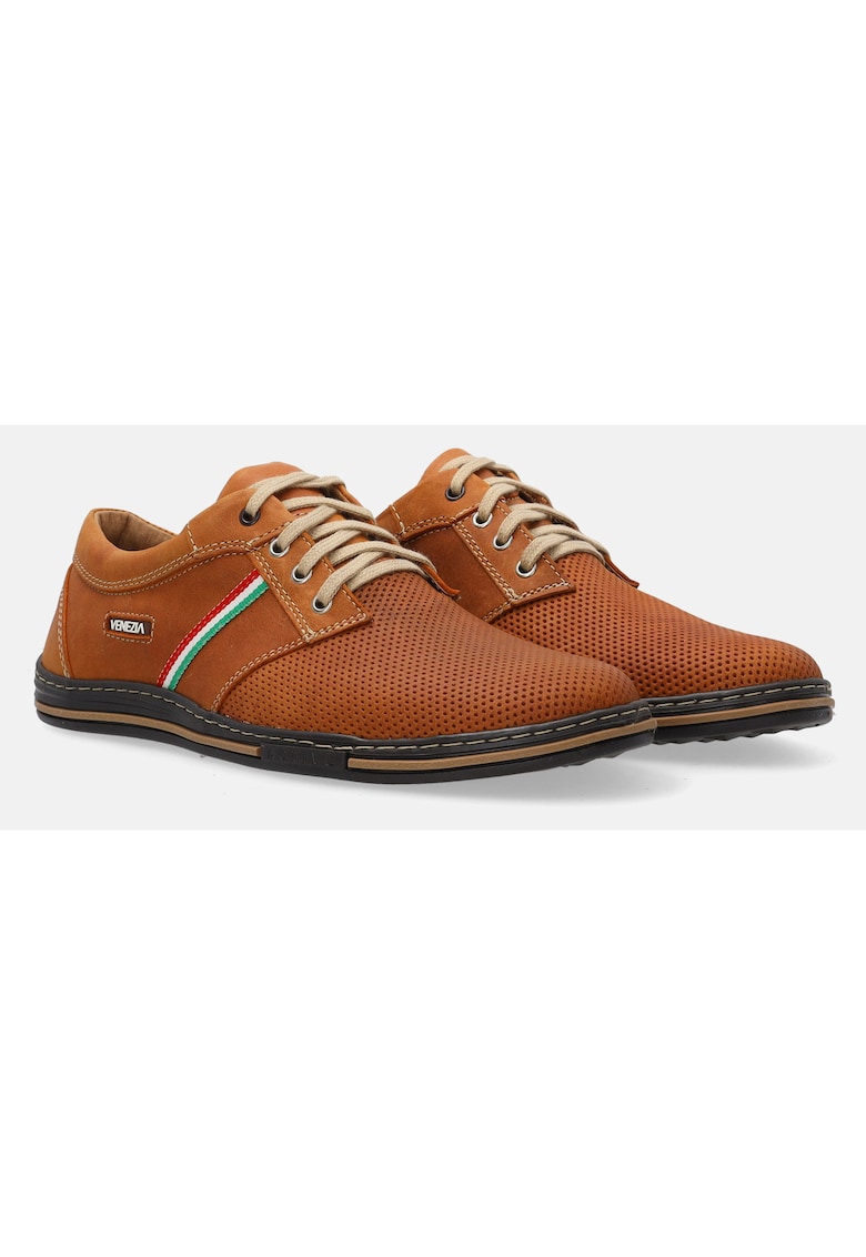 Pantofi din piele nabuc cu perforatii discrete